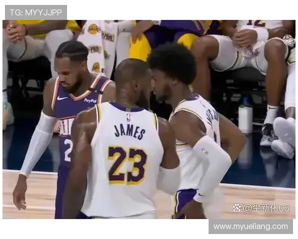 詹姆斯父子首次连线助攻布朗尼三分